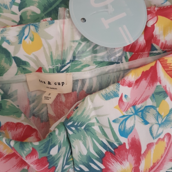 Tea & cup hibiscus crop stetchy pants NWT small *B8 - Picture 6 of 6
